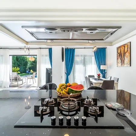 Contemporary Luxury In Yalikavak Center Willa Bodrum